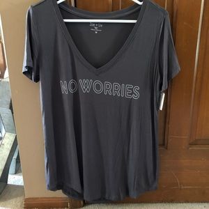 “NO WORRIES” flowy v-neck tee
